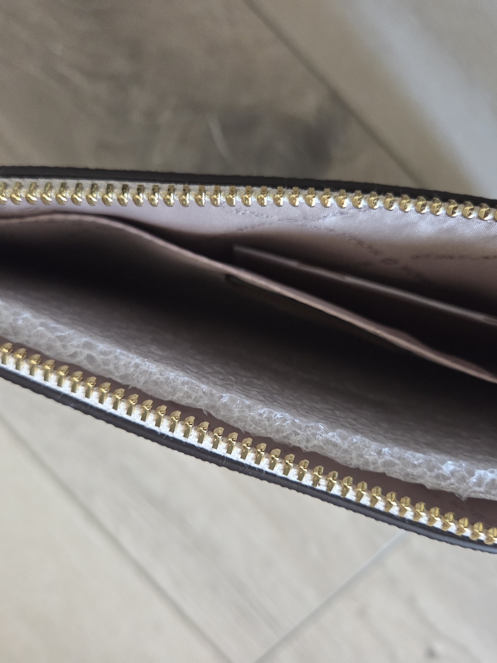 MICHAEL KORS Logo Wristlet in Vanilla/Acorn - Picture 4 of 8
